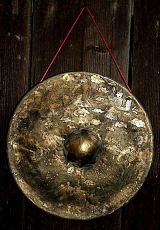Gongy z bronzového materiálu